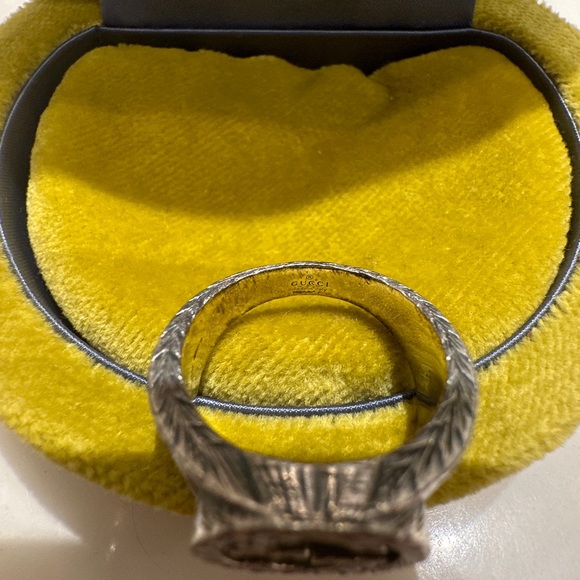 Gucci Interlocking GG Ring - Picture 4 of 11